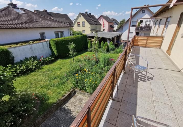 Balkon mit Blick auf Garten un